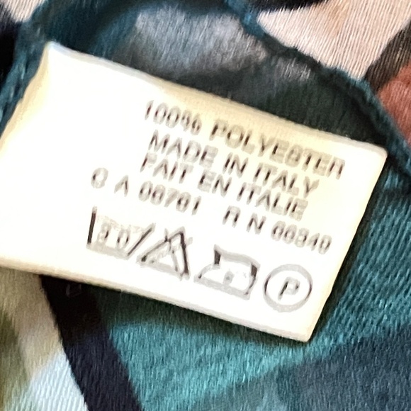 Vintage Made in Italy Polyester Abstract Scarf 34" x 35" - Picture 9 of 10